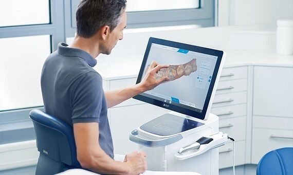 Dentist using CEREC Software
